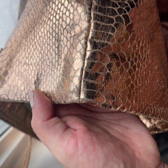 🤩HOST PICK🤩 Kate Spade rose gold tote!!! - Picture 11 of 16